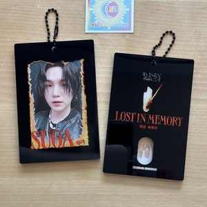 D-Day Serie: Suga - Lost in Memory Fotokartenhalter Schlüsselanhänger - Kpop Merch Accessoire für Fans & Sammler