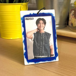 BTS RM Indigo Fotokartenhalter aus Acryl - Stilvoller K-Pop-Kartenhalter & Sammlerschutzgeschenk