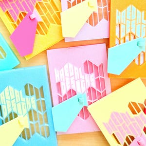 Suporte de mesa com moldura para cartões de fotos em vermelho, laranja e amarelo - perfeito para itens colecionáveis de K-pop e presentes de fãs do BTS