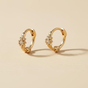 Brincos de argola mini com fecho de pressão em formato de estrela, banhados a ouro 18k — Textura radiante na menor escala.