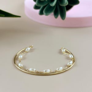 Pärlarmband för kvinnor - Vridet öppet armband med elliptiska pärlor