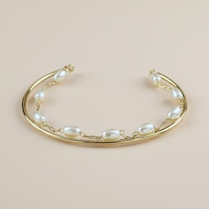 女性用パールカフブレスレット - 楕円形パール付きツイストオープンバングル