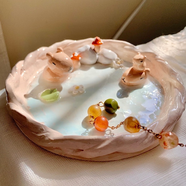 Plato decorativo de arcilla secada al aire con forma de capibara, hecho a mano, decoración estética.