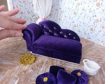 Sofá miniatura de terciopelo a escala 1:12, sofá para casa de muñecas con cojines