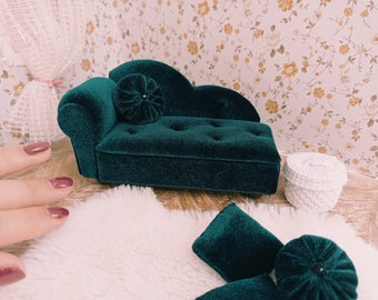 Sofá en miniatura a escala 1:12, sofá de terciopelo para casa de muñecas con cojines