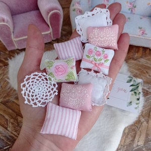 Almohadas en miniatura escala 1:12, juego de almohadas para casa de muñecas, cojines para muñecas