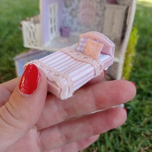 Miniaturbett 1:48, rosa Miniaturbett, Puppenbett, Sammlerstück Miniaturbett