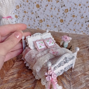 Miniaturbett 1:24, Sammlerstück Miniaturbett, Puppenbett, Miniaturmöbel, Puppenhausbett