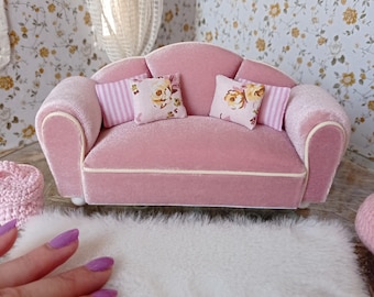 Sofá En Miniatura Para Casa De Muñecas Escala 1:12 | Estampado Floral Con Cojines | Mueble De Juguete Decorativo | Medidas 8x3x3 Pulgadas | Regalo Creativo Para Niños