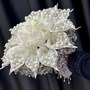Brautstrauß Calla und Tulpe mit Kristallverzierungen – Elegante handgefertigte Hochzeitsblumen