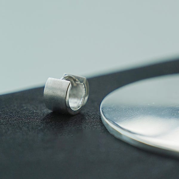 Pt950 Platinum Hoop Earring (Single) : Brushed Unisex Style