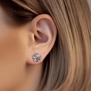 Pt950 Platinum Floral Stud Earrings: Hypoallergenic Flower Earrings
