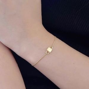 Pulsera personalizada de oro macizo de 18 quilates con dije de candado y letra inicial cuadrada para mujer y niña.