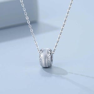 Pt950 Platinum Barrel Pendant Necklace: Textured Wheel Design
