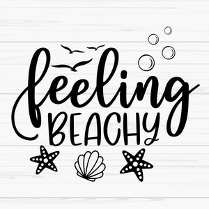 Op de afbeelding: Zwart-wit grafisch ontwerp met de tekst "feeling beachy" met een schelp en twee zeesterren.
