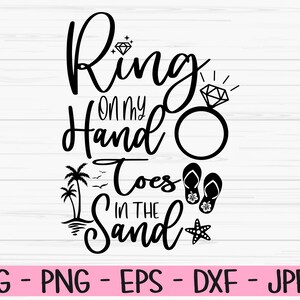 Può includere: Grafica in bianco e nero con il testo "Ring on my hand, toes in the sand". Il design include un anello con un diamante, palme, infradito e una stella marina.