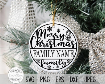 Puede incluir: Adorno navideño redondo blanco con texto negro que dice "Merry Christmas FAMILY NAME family" con copos de nieve y un gráfico de bastón de caramelo.