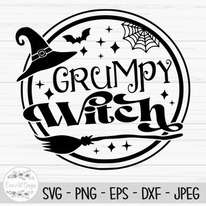 Könnte beinhalten: Ein schwarz-weißes Grafikdesign mit den Worten "Grumpy Witch" in einem kreisförmigen Rahmen. Das Design umfasst einen Hexenhut, eine Fledermaus, ein Spinnennetz, Sterne und einen Besen. Der untere Teil des Bildes enthält Dateitypoptionen.