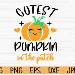 Può includere: Una zucca arancione carina con un gambo verde e un fiocco verde in cima. La zucca ha un viso sorridente con ciglia. Il testo "Cutest Pumpkin in the Patch" è scritto in lettere nere.