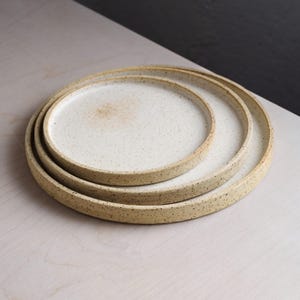 Pratos de jantar de cerâmica feitos à mão – Louça rústica de grés
