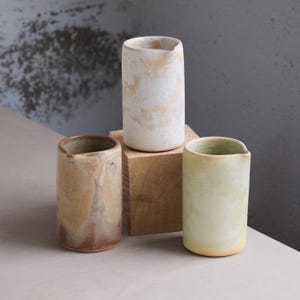 Cremeira artesanal em grés, feita no torno de oleiro, jarra de cerâmica minimalista, jarra de leite moderna, bico dosador de cerâmica exclusivo.