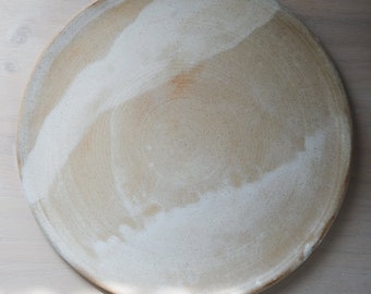 Set aus 2 weißen und braunen flachen Tellern Zwei verschiedene Größen. Auf der Töpferscheibe geworfen, Steinzeug, handgemachte Keramik, Ton, Geschirr.