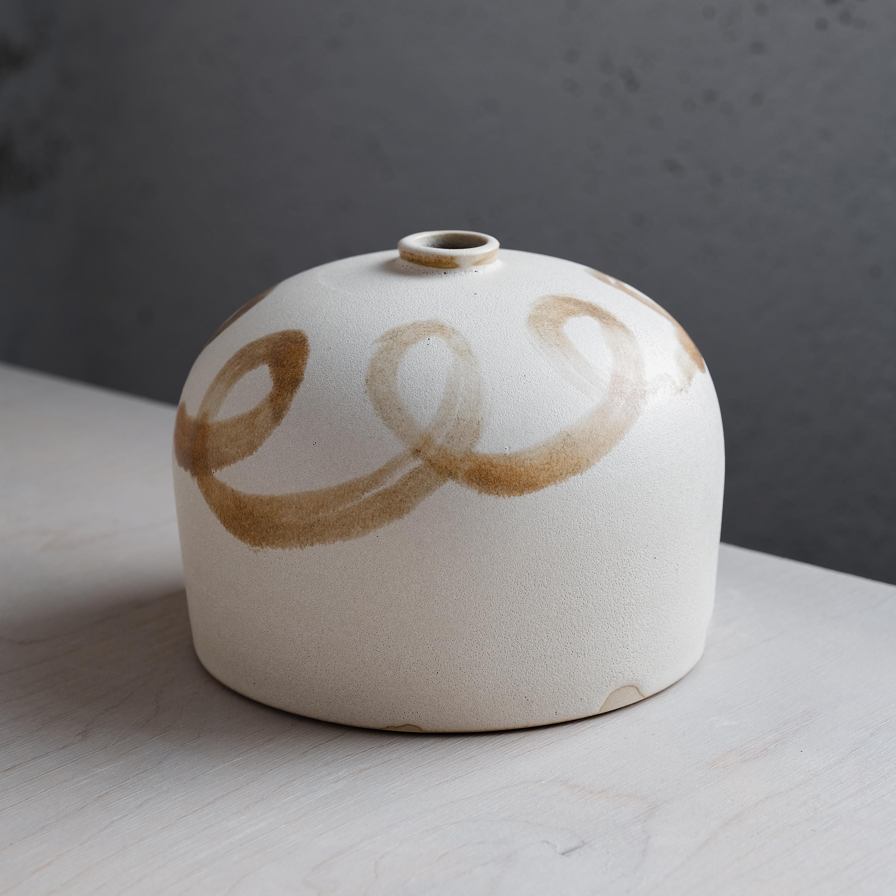 在庫あり - 手作り陶器の花瓶 - ろくろ成形、筆で描かれた渦巻き模様