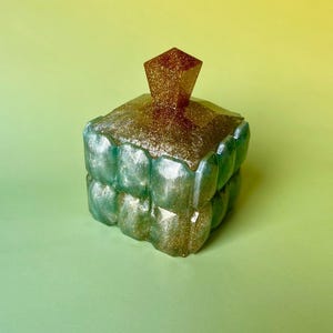 Epoxy resin container with lid - storage tin - gift for women - jewelry organizer - pill box - small tin