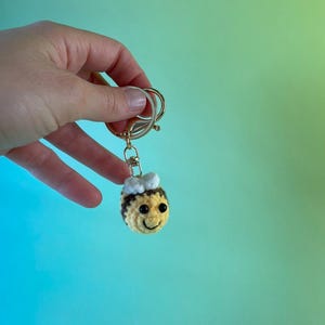 Schlüsselanhänger mit gehäkelter Biene - Dein Glücksbringer für gute Laune - Geschenkidee - Besondere Geschenke