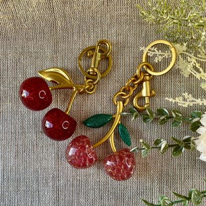 Luxuriöser Schlüsselanhänger - Geschenk für Frauen - eleganter Taschenanhänger - Schlüsselanhänger mit Charms - Cherry Bag Charm