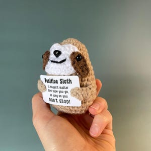 Bradipo positivo - Bradipo felice - Supporto emotivo all'uncinetto - Il tuo portafortuna per il buon umore - Idea regalo