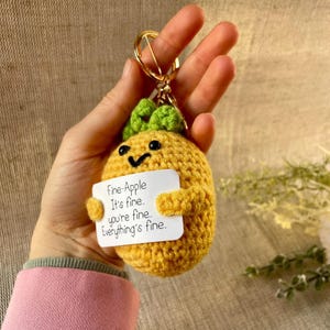 Schlüsselanhänger - Fine Apple - glückliche Ananas - Dein Glücksbringer für gute Laune - Geschenkidee - Besondere Geschenke - Charm