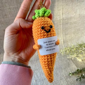 Schlüsselanhänger - Positive Carrot  - glückliche Karotte - Dein Glücksbringer für gute Laune - Geschenkidee - Besondere Geschenke - Charm