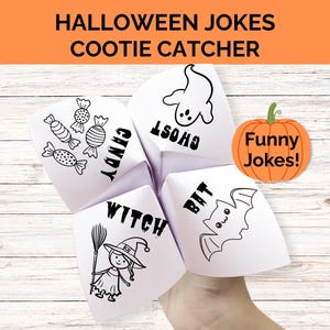 Può includere: Un acchiappasogni bianco a tema Halloween con illustrazioni di caramelle, un fantasma, un pipistrello e una strega. Il testo sull'acchiappasogni include "Candy", "Ghost", "Bat" e "Witch". È inclusa anche una zucca arancione con la scritta "Funny Jokes!"