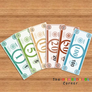 Puede incluir: Un conjunto de seis billetes de juego en denominaciones de 1 €, 5 €, 10 €, 20 €, 50 € y 100 €. Los billetes están impresos en diferentes colores y presentan un diseño sencillo con la denominación impresa en un círculo grande.
