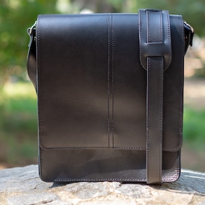 Sac en cuir fait main pour hommes, sac crossbody fait main, sac à bandoulière, cuir véritable, cuir de vache, deux tailles correctes, cadeau pour lui