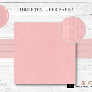 Może przedstawiać: Grafika do pobrania cyfrowego przedstawiająca trzy arkusze teksturowanego r&oacute;żowego papieru. Obraz zawiera zbliżenie tekstury papieru oraz słowa "Natychmiastowe pobieranie" i "Teksturowane". Tło to białe usłojenie drewna.