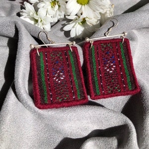 silberne Ohrringe, Boho Hand bestickt,