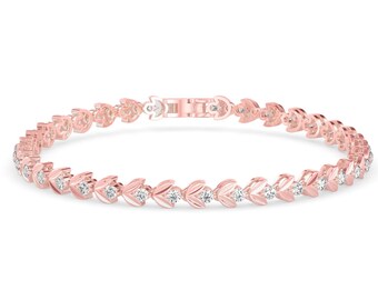 Puede incluir: Pulsera de oro rosa con diseño de hojas y pequeñas piedras transparentes. Esta elegante joya es ideal para añadir un toque de sofisticación. La pulsera mide aproximadamente 17,78 cm de largo.
