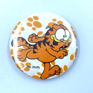 GARFIELD PIN BUTTONS 1976 Set of 2 Jim Davis Vintage 70s toy Lazy cat Cartoon Comic New old stock