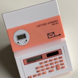 CALCULADORA DE DISEÑO VINTAGE con abrecartas y reloj aprox. 1980 Diseño único Accionado por batería Estacionario con energía solar Nuevo stock antiguo