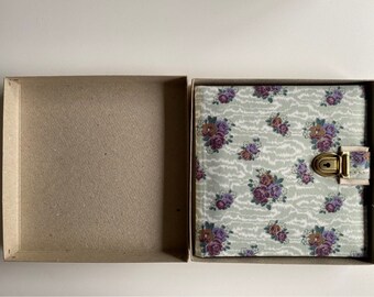 VINTAGE jaren '50 DAGBOEK Wordt geleverd in de originele doos met slot en sleutel Stof Bloemen Rozen Journal Notebook Nieuwe oude voorraad