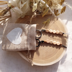 Llavero personalizable con nombre de pila con cuentas de madera y corazones