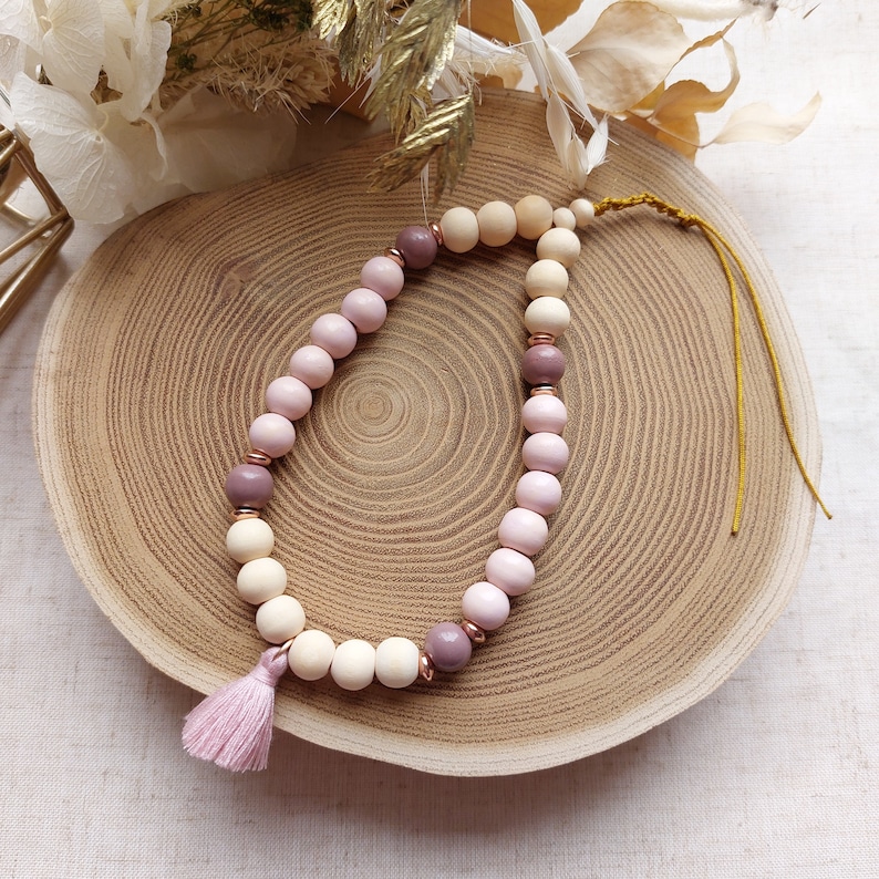 Bijou de téléphone personnalisable, perles en bois lettres et pompon Mauve rosé