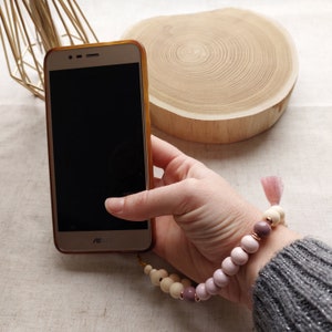 Bijou de téléphone personnalisable, perles en bois lettres et pompon image 8