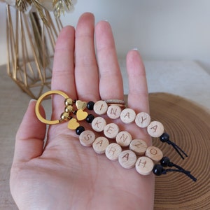 Customizable first name keyring with wooden beads and hearts