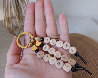 Porte-clés prénoms personnalisable avec perles en bois et cœurs