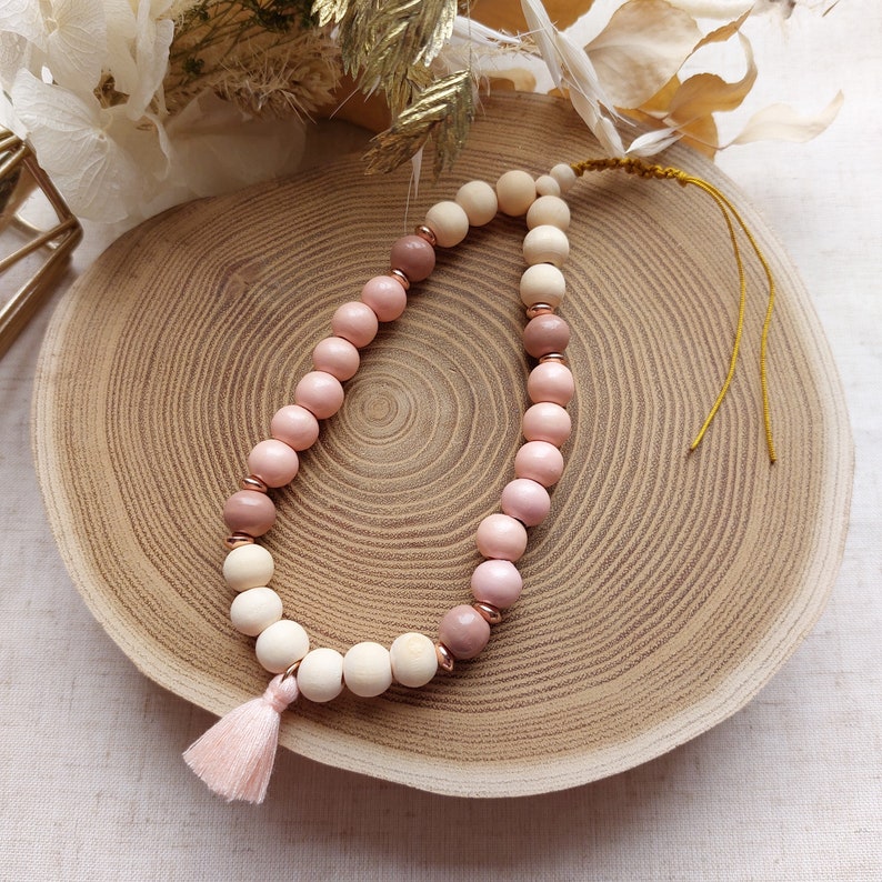 Bijou de téléphone personnalisable, perles en bois lettres et pompon Nude rosé