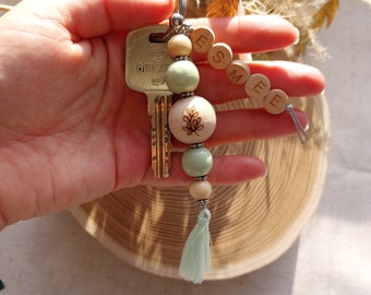 Porte-clés personnalisable avec perle en bois gravée fleurs, végétaux et pompon
