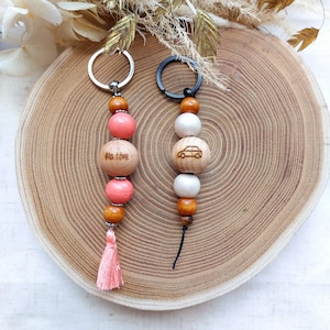 Llavero personalizable para coche con cuentas de madera y pompón